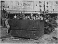 Amerikanische Arbeiter in Hoboken (New Jersey) posieren mit erbeuteten deutschen Pickelhauben.