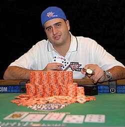 Robert Mizrachi voitettuaan ensimmäisen WSOP-rannekkeensa kesällä 2007.