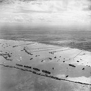 Flyfoto av Mulberry B ved Arromanches, september 1944 (stor versjon)