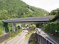 画像左 : 路線改良された大井松田IC - 御殿場IC間。左側の片側3車線道路が増設された上り線。右側は当初の往復4車線道路で、新上り線の開通を機に4車線全てが下り線となった[145]。 画像右 : 既存線との交差は2か所。画像はその内の吾妻山トンネルと都夫良野トンネル間に架かる新鍛冶屋敷橋。