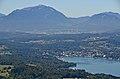 English: View from the Pyramidenkogel at the bay of Velden Deutsch: Blick vom Pyramidenkogel auf die Bucht von Velden