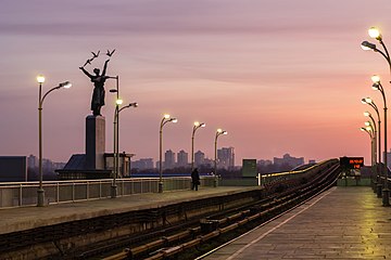 Краєвид у напрямку станції метро «Гідропарк»