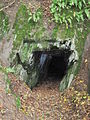 Mundloch im Festgestein, Schiefer-Bergstollen am Wispertalsteig im Naturpark Rhein-Taunus