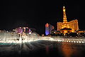 Paris Las Vegas na tle słynnych fontann Bellagio