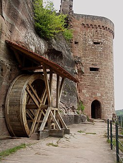 Südlicher Geschützturm und Kranrad in der südwestlichen Unterburg (Mai 2005)