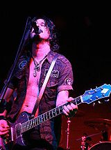 Gilby Clarke och Slash var under en period Guns N' Roses gitarrister.