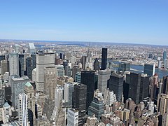 Panorama depuis le sommet de l'Empire State Building, direction nord-est. On aperçoit notamment le Citigroup Center, le MetLife Building, la Trump World Tower et le Chrysler Building.