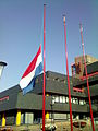 荷蘭荷恩市政廳的荷蘭國旗降半旗，以悼念馬來西亞航空17號班機空難遇難者