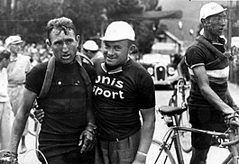 Ronde van Frankrijk 1936: 8e etappe Grenoble-Briançon. Sylvère Maes (links) is na afloop van de etappe de nieuwe leider van het algemeen klassement; geheel rechts de nummer twee van het klassement, de Luxemburger Pierre Clemens.