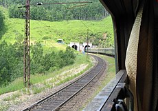 Un tren entrant a un túnel de la via Circumbaikal prop de Kultuk