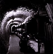 ‏"England during the war--subway tunnel with bunk beds"‏ ("אנגליה בזמן המלחמה--מנהרת רכבת תחתית עם מיטות דרגש"), 1940-1945