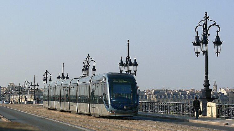 Tramway traversant le pont de pierre.