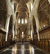 L'intérieur en brique et pierre de l'église Saint-Michel.