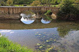 Le pont du moulin des fossés à Trévières.