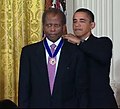 Sidney Poitier modtager Presidential Medal of Freedom af præsident Barack Obama.