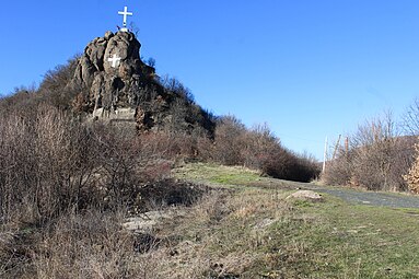 Брдо са крстом, изнад цркве Светог Великомученика Димитрија.