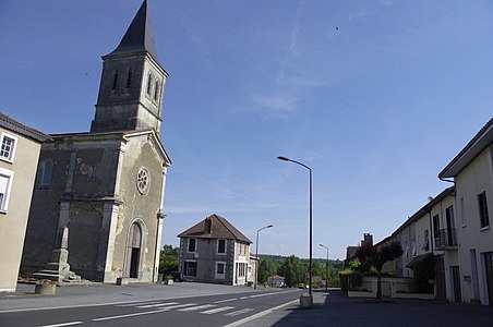 Ortszentrum mit Kriegerdenkmal, Kirche Saint-Étienne und Mairie