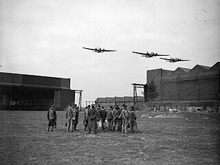 Trzy samoloty Vickers Wellington 149. Eskadry nad hangarami RAF Mildenhall, 1939–1941 r.