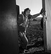 ‏"Portrait of Tuskegee airman Edward M. Thomas, standing"‏ ("פורטרט של טייס טסקיגי אדוארד מ. תומאס, בעמידה"), מרץ 1945