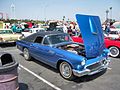 Ford Thunderbird de 1957 très customisée : la capote noire allongée n'est pas d'origine.