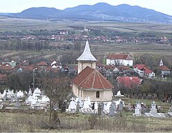 A falu látképe az ortodox cinteremből, a háttérben Csernakeresztúr