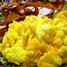 Scrambled eggs with bacon Brinner.jpg