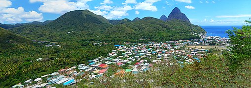 Vista de Soufrière, a primeira capital de Santa Lucía