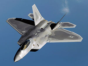 {{{Isang F-22 Raptor na lumilipad sa Baseng Panghimpapawid ng Kadena, Hapon, sa isang nakagawiang misyong pagsasanay noong 2009.}}}