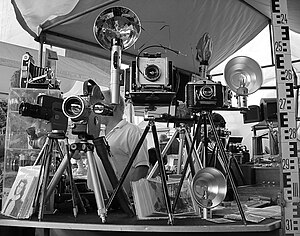 A photograph of maany antique cameras, taken in the Museu de Arte de São Paulo (MASP). The photograph was taken by Gabriel Suarez.