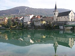 Az haute-savoie-i Seyssel látképe az Ain megyei Seysselből, a Rhône folyón keresztül