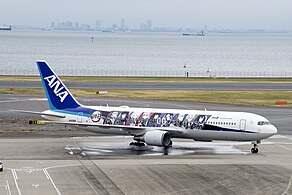 Boeing 767-300ER dengan liveri Demon Slayer: Kimetsu no Yaiba