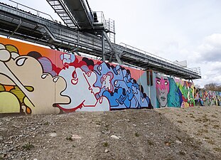 Graffitiväggen mot Ulvsundasjön.