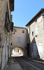 Passage couvert avec une habitation.