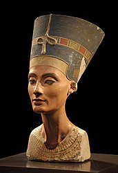 Nefertiti, destaca la similitud de les línies, tot i que aquesta peça va ser trobada el 1912. Museu d'Art de Filadèlfia, Filadèlfia