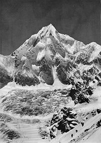 Vue du Siniolchu (6 888 m), depuis le glacier de Zemu (long de 29 km vers 1900) ; des alpinistes progressent en bas à droite.