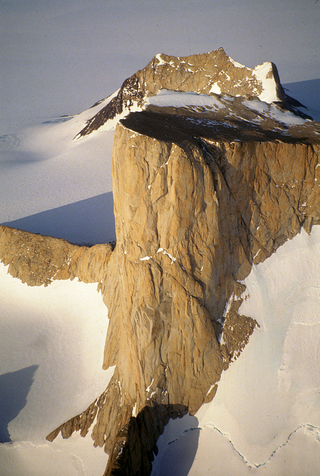 <span class="mw-page-title-main">Sarnoff Mountains</span> Mountain range in Antarctica