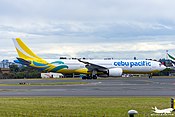 Un appareil (-900) de Cebu Pacific Air, remarquez le winglet sophistiqué et le pare-brise avec maquillage noir, issus de l'A350.