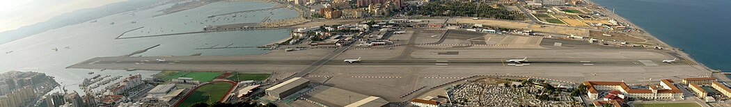 Vliegtuig stijgt op van Gibraltar Airport (GIB/LXGB) (compositiefoto)