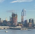 L'edificio in costruzione nel 2017 con alla sua destra il 10 Hudson Yards completato