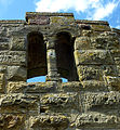 Romanisches Biforium und Buckelquader an der Mauer zum inneren Zwinger