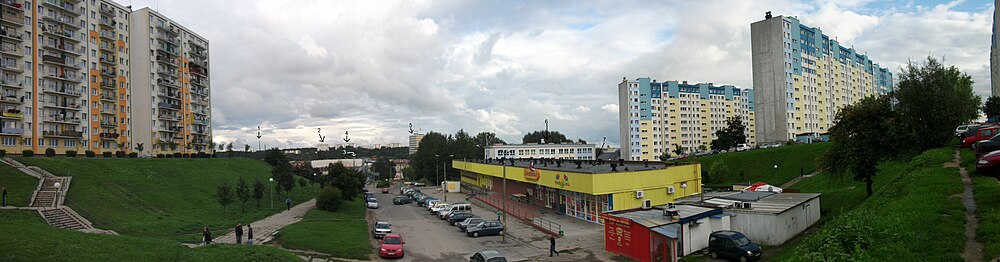 Panorama wschodniej części Gorzowa z parkingu przy sklepie Intermarche.Oznaczenia: 1. Elektrociepłownia Gorzów, 2. Dom studenta PWSZ, 3. Pawilon "Hermes", 4. Osiedle Dolinki, 5. Lubuski Urząd Wojewódzki, 6. SP nr. 15, 7. Sklep Biedronka.