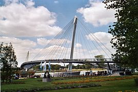 Une passerelle en courbe, à Strasbourg.