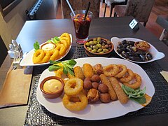 Beignets en tapas et sangria.