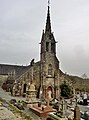 Vue extérieure de l'église Saint-Hernin au milieu du cimetière.