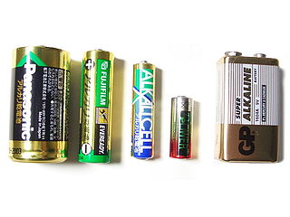 <span class="mw-page-title-main">Alkaline battery</span> Type of electrical cell