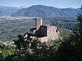 Burg Hocheppan, im Hintergrund Bozen