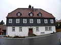 Gemeindehaus, ehemaliges sogenanntes Pächters- oder Ökonomiehaus des Schlosses