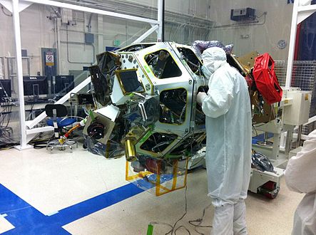 LADEE dans une salle blanche du Ames Research Center, juste avant que ses panneaux solaires soient attachés.