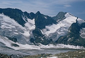 Le mont Tondu (à droite) et l'aiguille des Lanchettes (au centre) dominant les glaciers de Tré-la-Tête (à gauche et en bas) et du Mont-Tondu (à droite) vus depuis le refuge des Conscrits au nord.