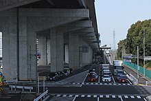 画像左 : 国道419号（手前交差点を左右に横断する道路）と間接接続。奥は四日市方面からの出口。 画像右 :国道155号、衣浦豊田道路と間接接続する。